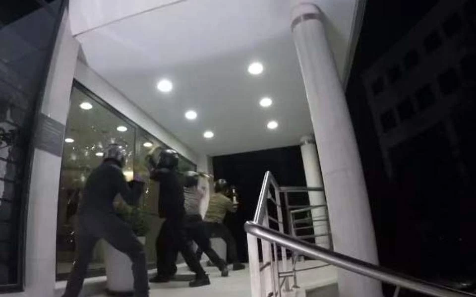 Επίθεση Ρουβίκωνα στα γραφεία του ομίλου επιχειρήσεων Μυτιληναίος (βίντεο)